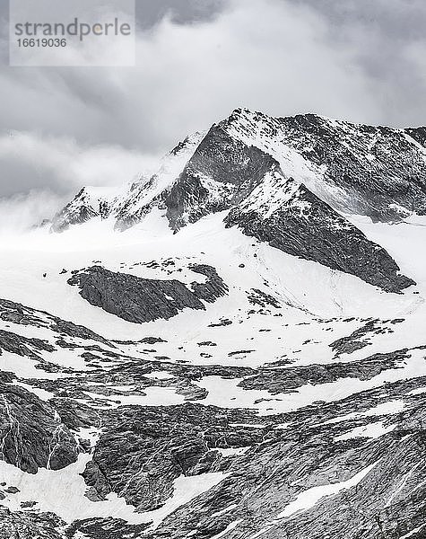 Gletscher Schlegeiskees mit Nebel  schneebedeckte Berggipfel  Hoher Weiszint und Hochfeiler  Berliner Höhenweg  Zillertal  Tirol  Österreich  Europa