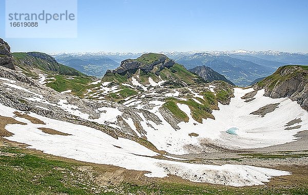 Berglandschaft mit Schneeresten  Gipfel Haidachstellwand  5-Gipfel-Klettersteig  Wanderung am Rofangebirge  Tirol  Österreich  Europa