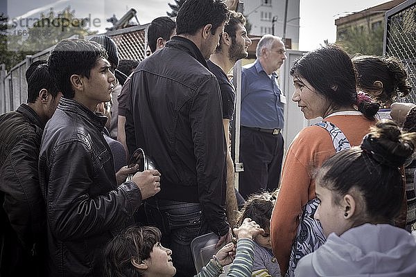 Essensausgabe  Flüchtlingsunterkunft in Sofia  Bulgarien  Europa
