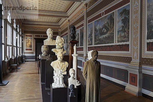 Statuen von Friedrich Nietzsche  Neues Museum  Weimar  Thüringen  Deutschland  Europa