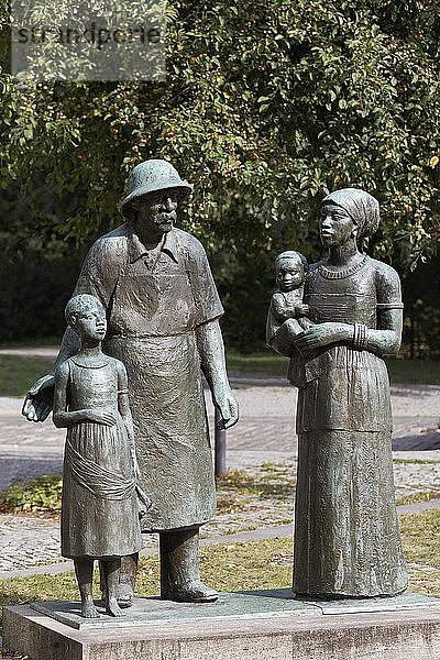 Denkmal Albert Schweitzer  Bildhauer Gerhard Geyer  Weimar  Thüringen  Deutschland  Europa