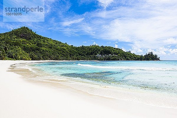 Bucht mit Sandstrand  Anse Gaulettes  Insel Mahe  Seychellen  Afrika