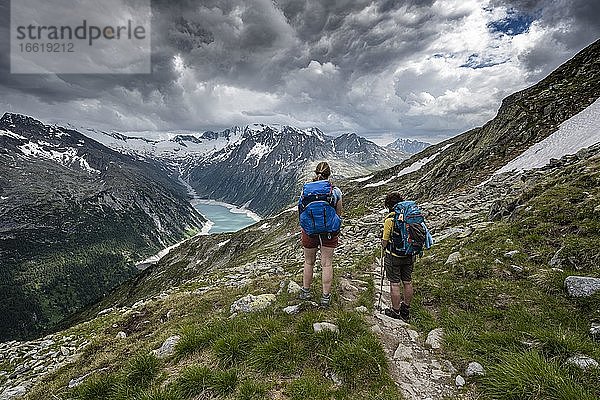 Wanderer auf dem Berliner Höhenweg  Schlegeisstausee  Speicher Schlegeis  Zillertaler Alpen  Gletscher Schlegeiskees  Zillertal  Tirol  Österreich  Europa