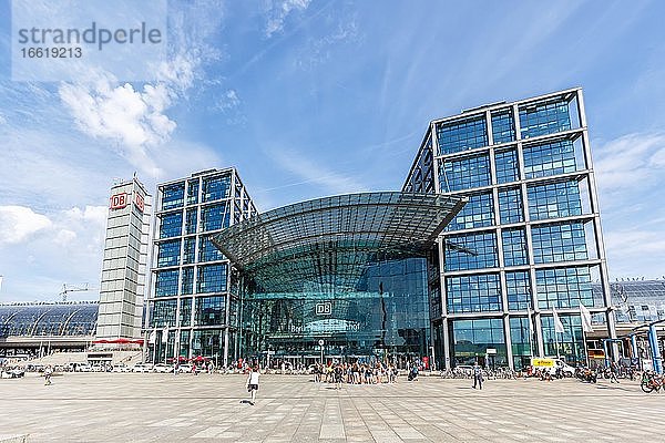 Berlin Hauptbahnhof Hbf Zug Bahn moderne Architektur im Bahnhof  Berlin  Deutschland  Europa