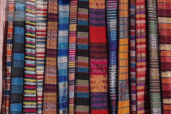 Verschiedene marokkanische Stoffe zum Verkauf ausgehängt  Marokko  Afrika