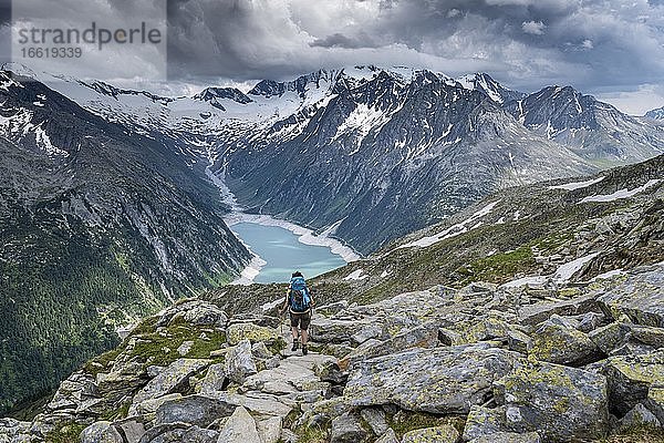 Wanderin auf dem Berliner Höhenweg  Schlegeisstausee  Speicher Schlegeis  Zillertaler Alpen  Gletscher Schlegeiskees  Zillertal  Tirol  Österreich  Europa