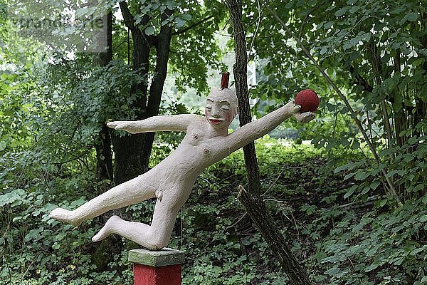 Nackter Turner mit Kugel  Figur im Skulpturengarten des Künstlers Jochen Bach  Plinzmühle  Plinz  Großkröbitz  Milda  Thüringen  Deutschland  Europa