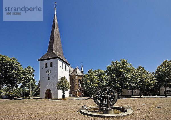 Kirchplatz mit St.-Petri-Kirche und Marktbrunnen in Hüsten  Arnsberg  Sauerland  Nordrhein-Westfalen  Deutschland  Europa