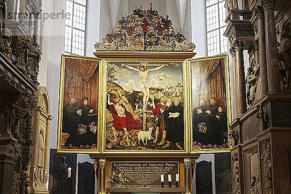 Christus am Kreuz  Altarbild von Lucas Cranach dem Jüngeren  Stadtkirche St. Peter und Paul  Herderkirche  Weimar  Thüringen  Deutschland  Europa