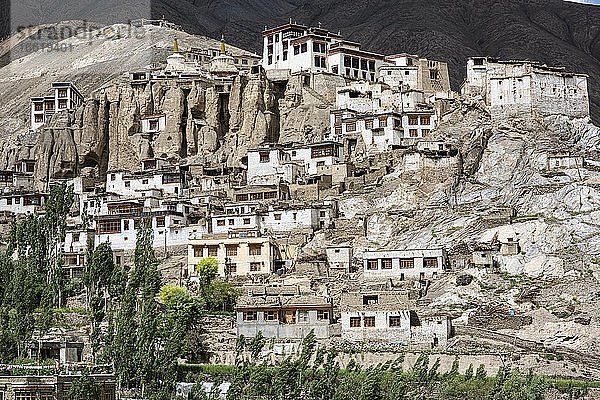 Buddhistisches Kloster Lamayuru  Gompa vor Bergkulisse  eines der ältesten Klöster in Ladakh  vermutlich 1000 Jahre alt  Lamayuru  Ladakh  Jammu und Kaschmir  Himalaya  Indien  Asien