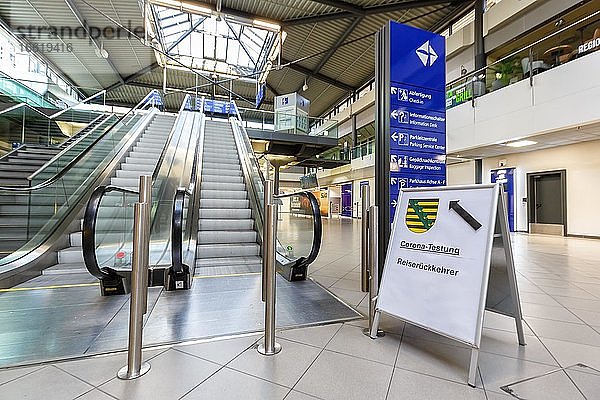 Corona Test im Terminal Flughafen Leipzig Halle LEJ Airport  Leipzig  Deutschland  Europa