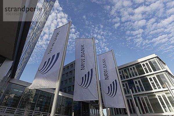 Nordrhein-Westfalen Bank  Fahnen mit Logo vor dem Gebäude  Förderbank  Düsseldorf  Nordrhein-Westfalen  Deutschland  Europa