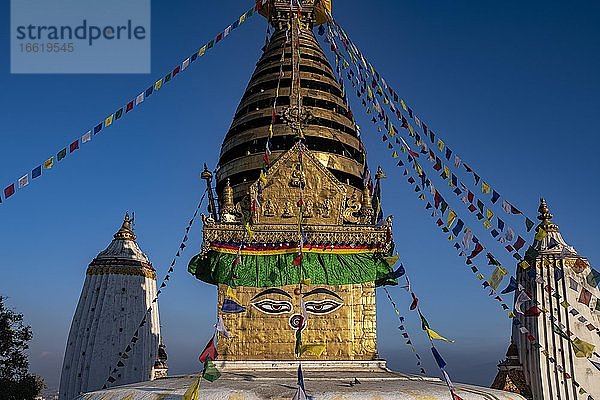 Swayambhunath  Stupa mit den alles sehenden Augen Buddhas  buddhistisches Heiligtum  Tempelkomplex  Kathmandu  Nepal  Asien