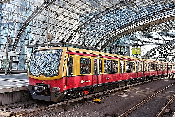 S-Bahn Berlin Zug S Bahn im Bahnhof Hauptbahnhof Hbf  Berlin  Deutschland  Europa