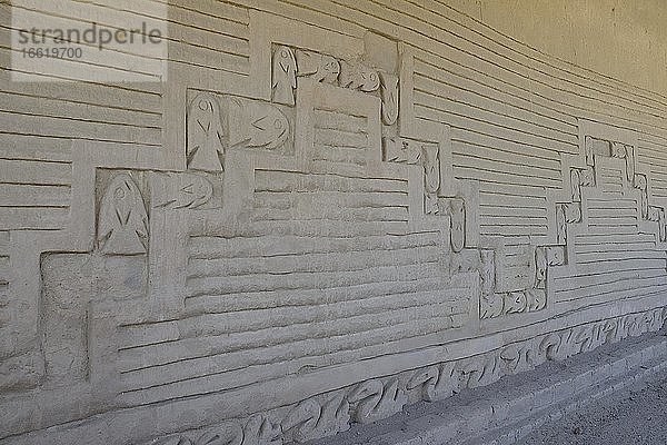 Relief mit Fischen an der Mauer aus Lehmziegel  Adobe  Ruinen von Chan Chan  Trujillo  Region La Liberdad  Peru  Südamerika