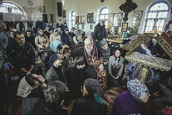 Vater Sergej während eines Exorzismus in seiner Kirche in Ochamchira. Er ist weithin als Exorzist bekannt und empfängt Hilfesuchende aus ganz Rußland  Ochamchira  Abchasien  Georgien  Asien