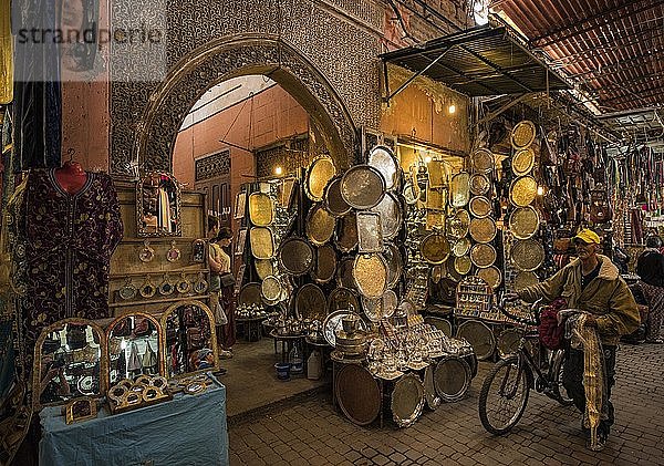 Typisch  traditioneller Souk  Basar  ein Mann schiebt sein Fahrrad  Marrakesch  Marokko  Afrika