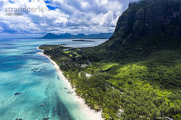Mauritius  Blick aus dem Hubschrauber auf die Halbinsel Le Morne Brabant im Sommer