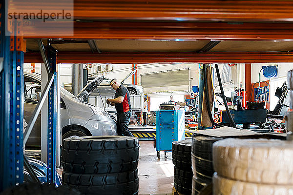Mechaniker repariert Auto in Autowerkstatt