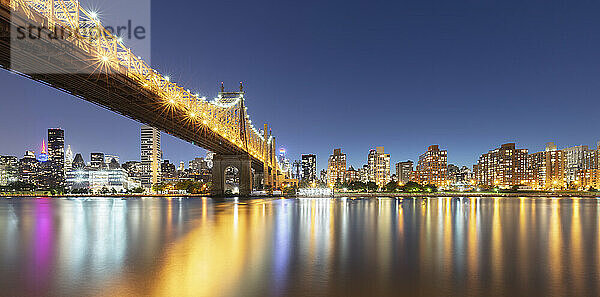 USA  New York  New York City  Ed Koch Queensboro Bridge bei Nacht beleuchtet