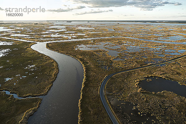 USA  Maryland  Drohnenansicht der Sümpfe entlang des Blackwater River in der Abenddämmerung