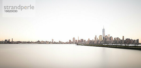 USA  New York  New York City  USA  Lower Manhattan Skyline bei Sonnenaufgang