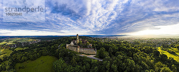 Deutschland  Bayern  Bamberg  Hubschrauber-Panorama der Altenburg bei bewölktem Sommer-Sonnenuntergang