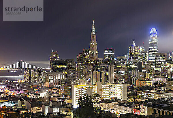Glühende Gebäude außerhalb der Stadt in San Francisco  Kalifornien  USA