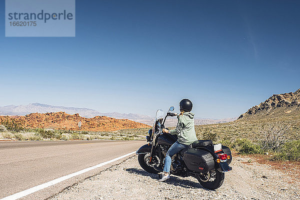 Frau beim Motorradfahren während eines Sommerausflugs  Nevada  USA