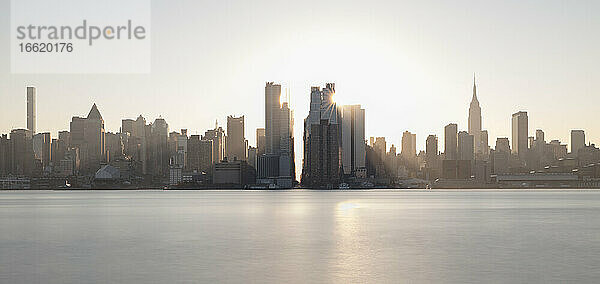 USA  New York  New York City  Skyline von Midtown Manhattan bei Sonnenaufgang