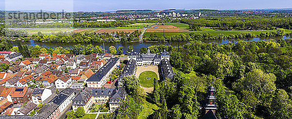 Deutschland  Hessen  Offenbach am Main  Blick aus dem Hubschrauber auf Schloss Rumpenheim im Sommer