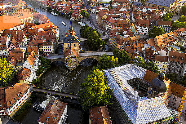 Die Regnitz fließt zwischen Wohngebäuden der Altstadt von Bamberg  Bayern  Deutschland