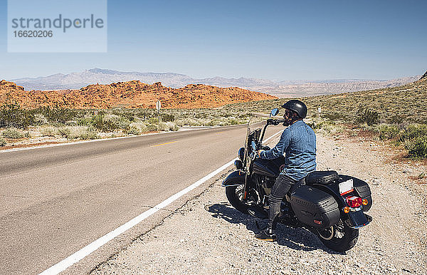 Mann beim Motorradfahren während eines Ausflugs im Sommer  Nevada  USA