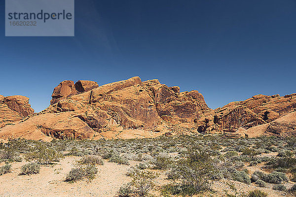 Felsformationen gegen den klaren blauen Himmel in der Wüste  Nevada  USA