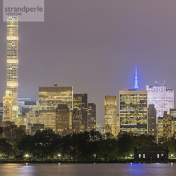 USA  New York  New York City  Midtown Manhattan bei Nacht beleuchtet