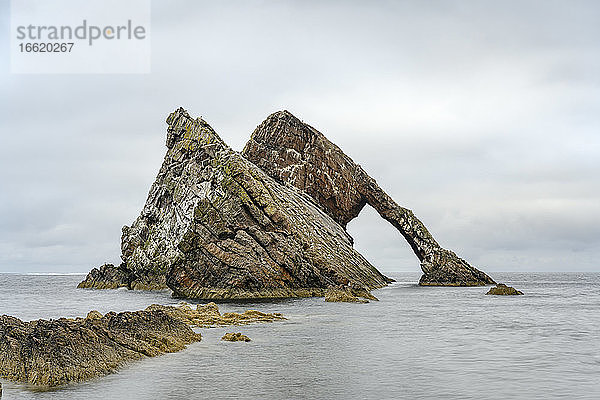 Natürlicher Bogen Bow Fiddle Rock  Portnockie  Moray Firth  UK