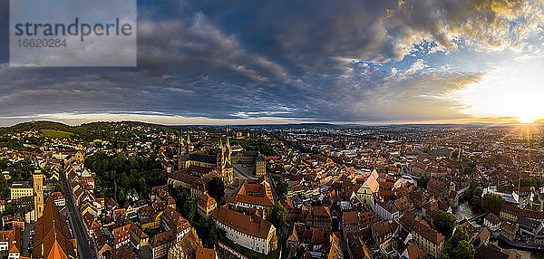Sonnenaufgang in der Altstadt von Bamberg  Bayern  Deutschland