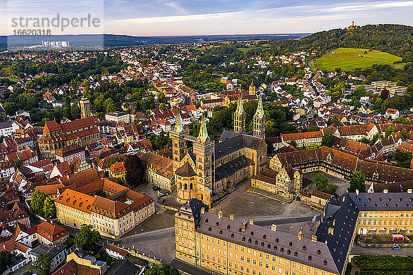 Der Bamberger Dom umgeben von Wohngebäuden in Bamberg  Bayern  Deutschland