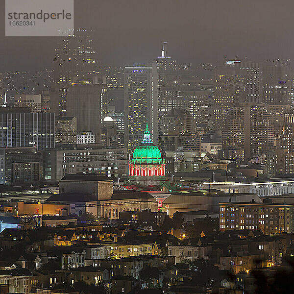 Nachtansicht des Finanzviertels und des Rathauses in San Francisco  Kalifornien  USA