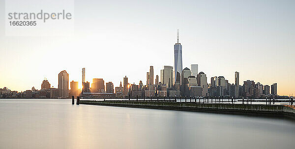 USA  New York  New York City  Lower Manhattan Skyline mit One World Trade Center bei Sonnenaufgang