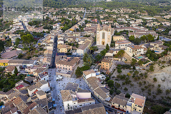 Spanien  Mallorca  Calvia  Blick aus dem Hubschrauber auf die Kirche Parroquia Sant Joan Baptista und die umliegenden Gebäude