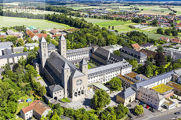 Luftaufnahme der Abtei Münsterschwarzach an einem sonnigen Tag in Schwarzach  Bayern  Deutschland