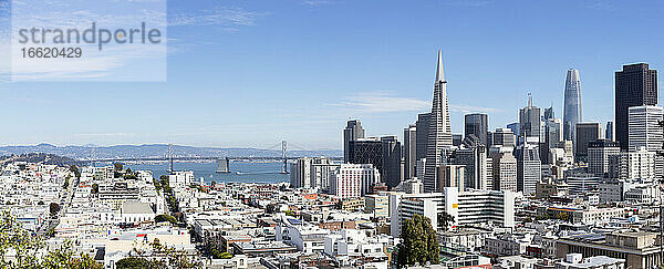 Finanzviertel mit der Oakland Bay Bridge im Hintergrund in San Francisco  Kalifornien  USA