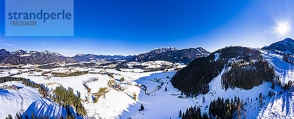 Österreich  Tirol  Kossen  Hubschrauber-Panorama des Bergdorfs im verschneiten Leukental