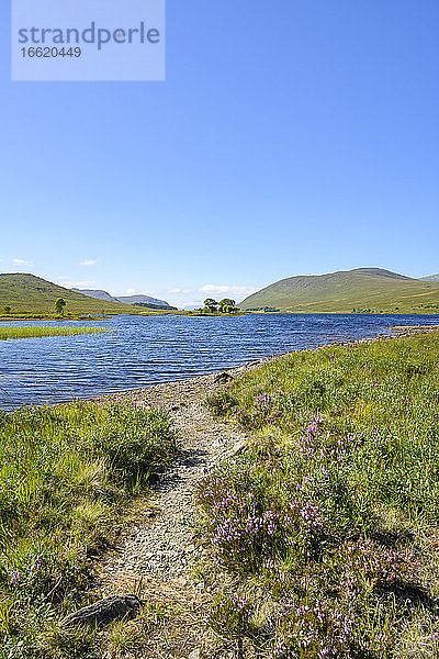 Ufer des Loch Droma im Sommer