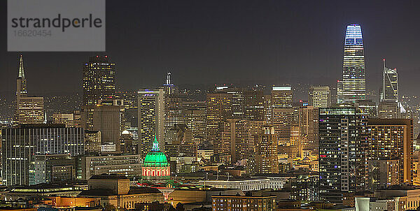 Städtische Skyline mit Rathaus bei Nacht in San Francisco  Kalifornien  USA
