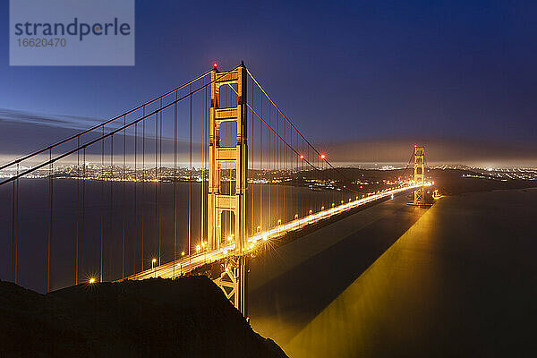 Lichtspur auf der Golden Gate Bridge in San Francisco  Kalifornien  USA