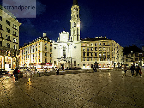 Österreich  Wien  Michaelerplatz und St. Michaelskirche bei Nacht