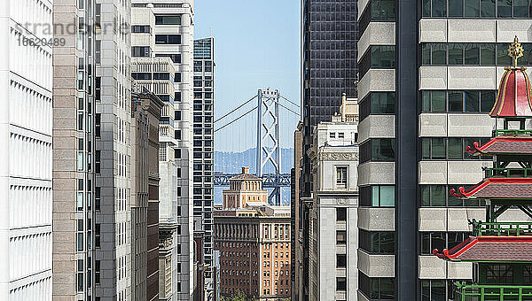 Gebäude gegen die Oakland Bay Bridge in San Francisco  Kalifornien  USA