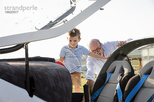 Enkel und Großvater im Flugzeug auf dem Flugplatz